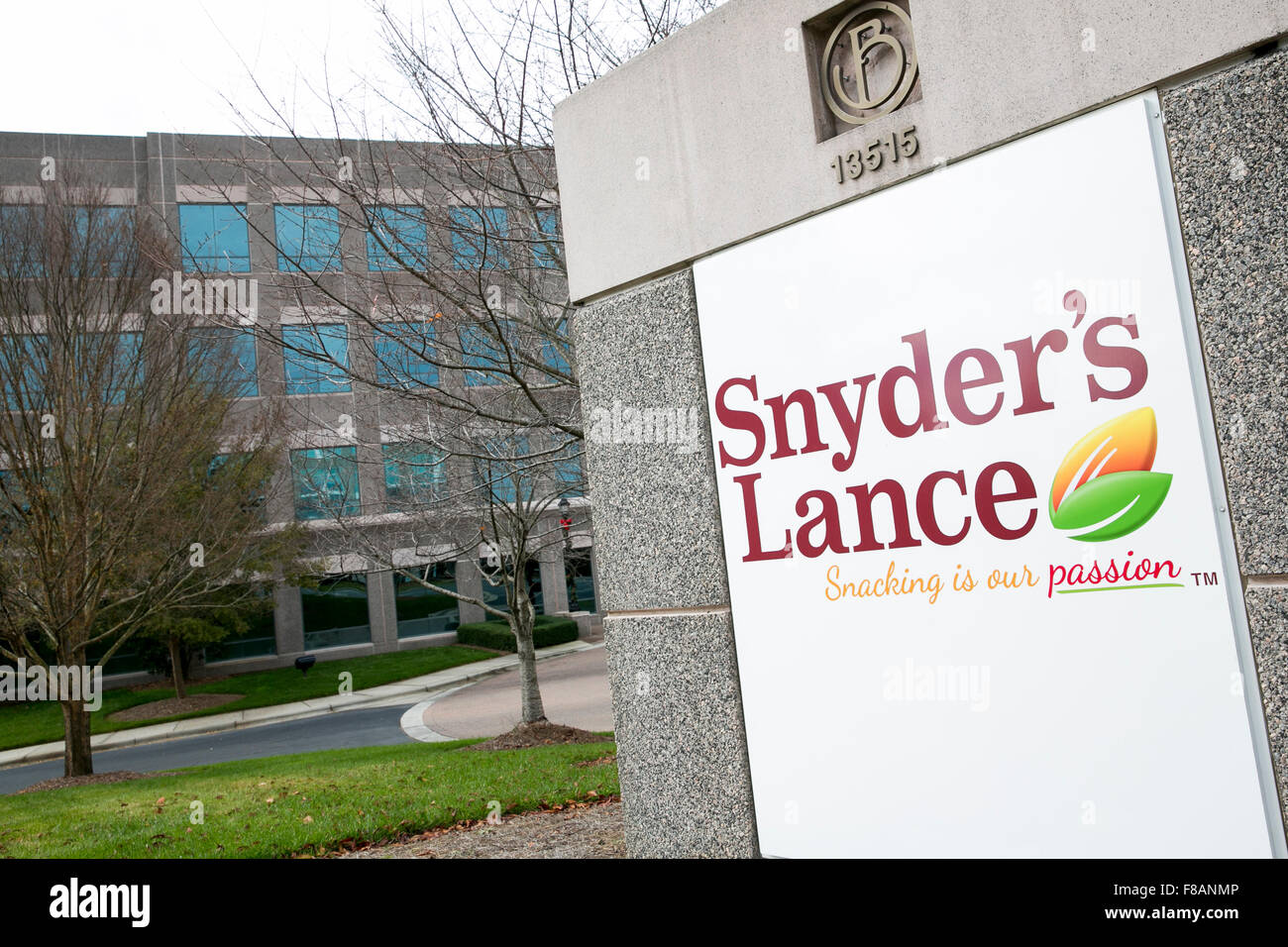 Ein Logo-Zeichen vor dem Hauptsitz von Snyder's-Lance, Inc., in Charlotte, North Carolina am 28. November 2015. Stockfoto