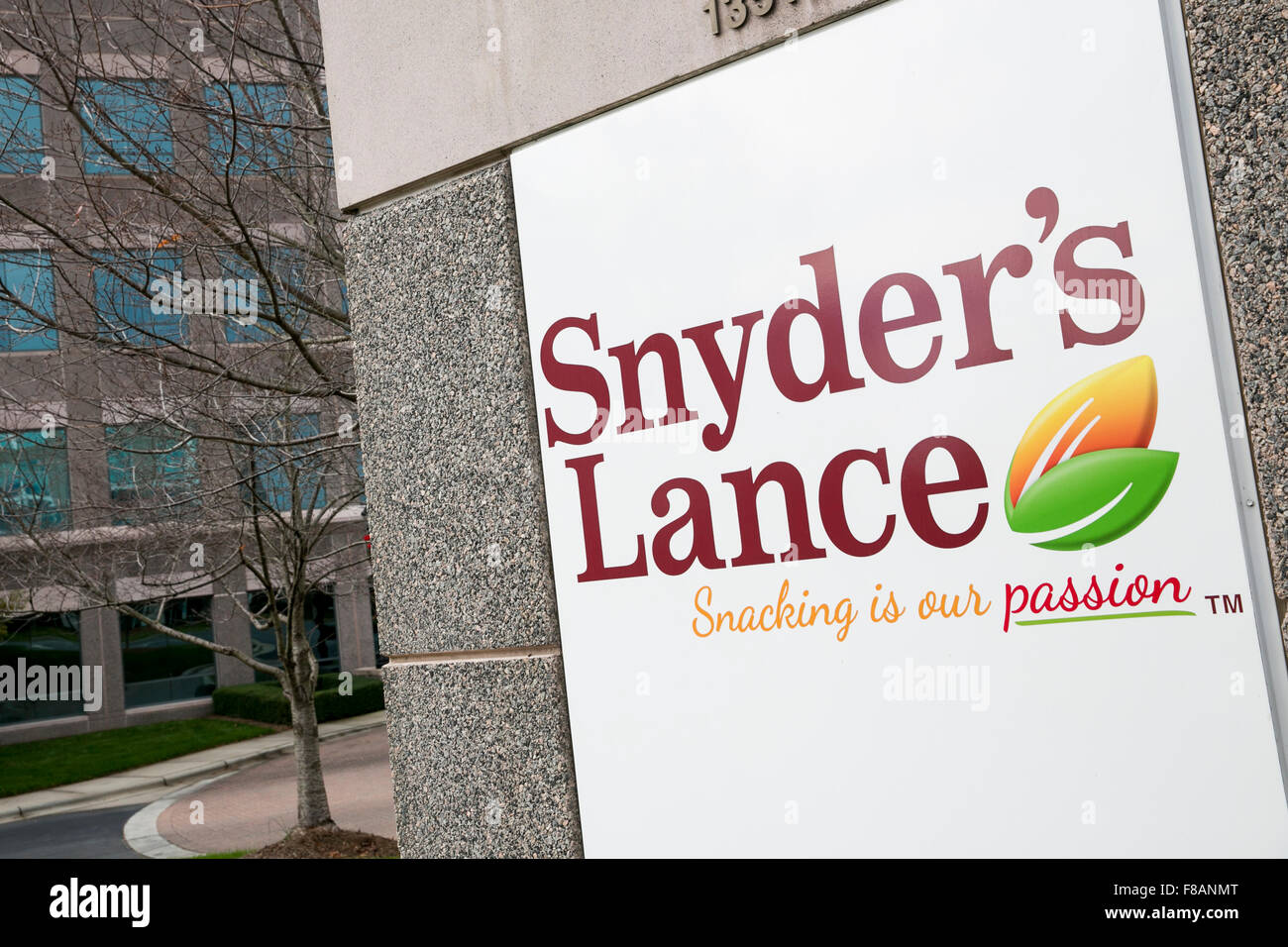 Ein Logo-Zeichen vor dem Hauptsitz von Snyder's-Lance, Inc., in Charlotte, North Carolina am 28. November 2015. Stockfoto