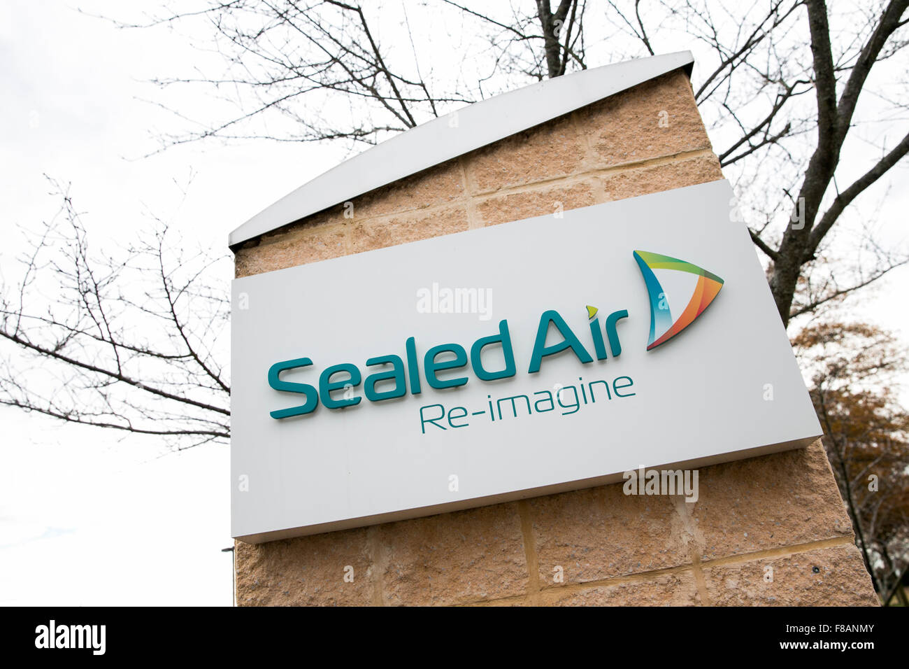 Ein Logo-Zeichen vor dem Sitz der Sealed Air Corporation in Charlotte, North Carolina am 28. November 2015. Stockfoto