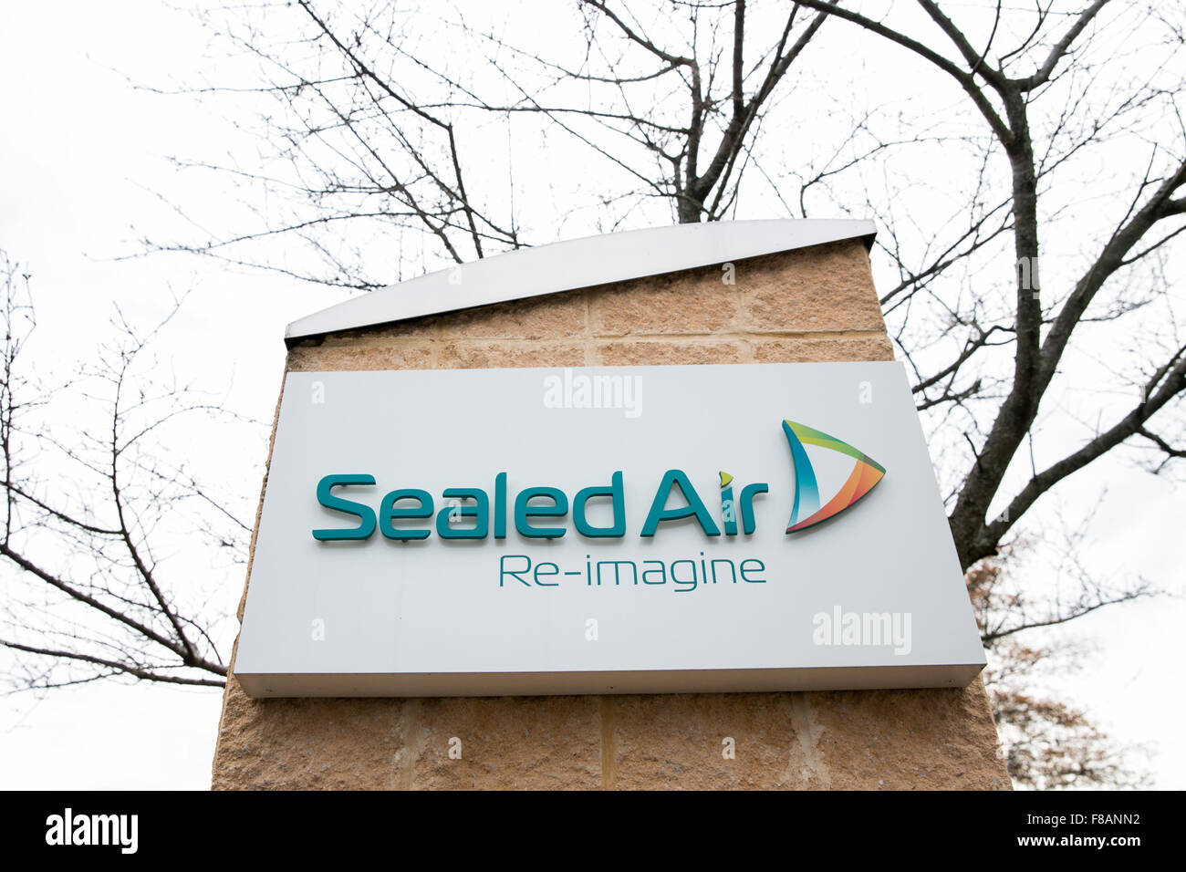 Ein Logo-Zeichen vor dem Sitz der Sealed Air Corporation in Charlotte, North Carolina am 28. November 2015. Stockfoto