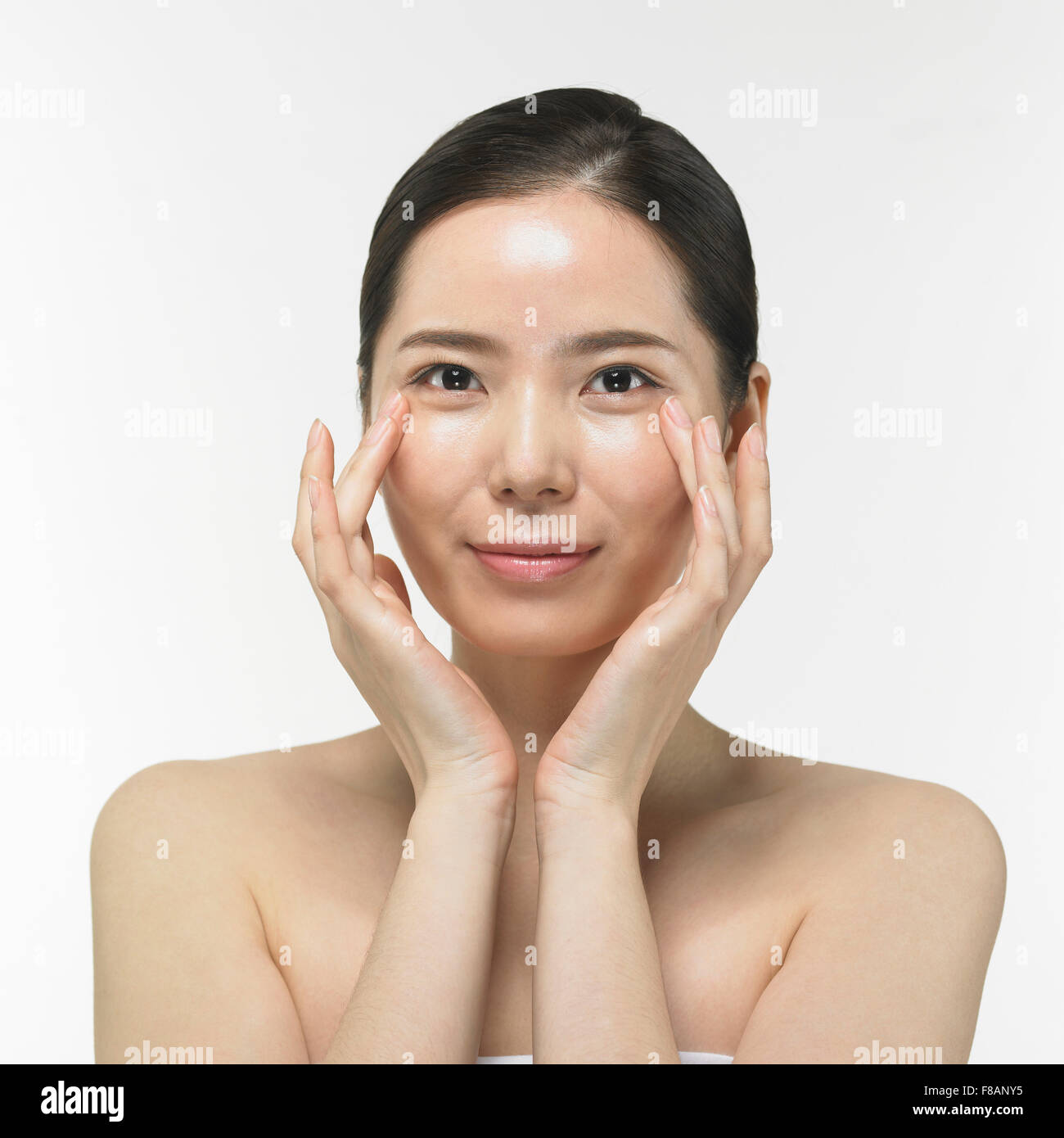 Porträt der Koreanerin berühren die Ecken der Augen starrte auf Vorderseite mit einem Lächeln Stockfoto