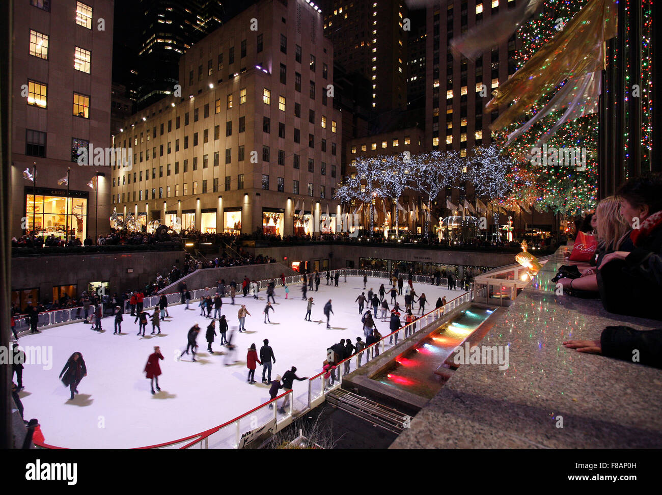 New York, New York, USA. 7. Dezember 2015. Skater genießen die Eisbahn in New York City'' s Rockefeller Center unter der giant The Christmas Tree. Bildnachweis: Adam Stoltman/Alamy Live-Nachrichten Stockfoto