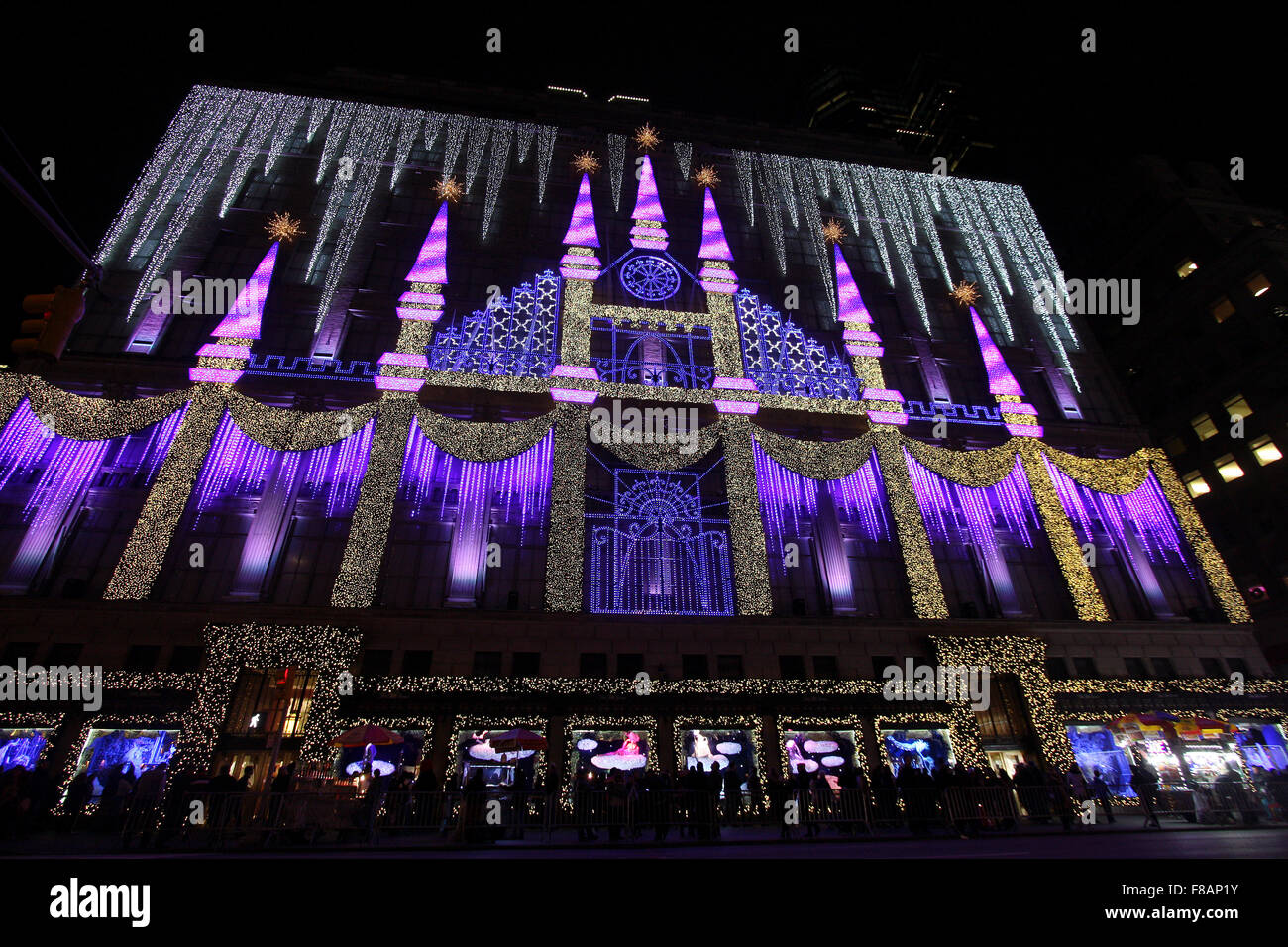 New York, New York, USA. 07 Dez, 2015. Weihnachtsbeleuchtung mit Musik