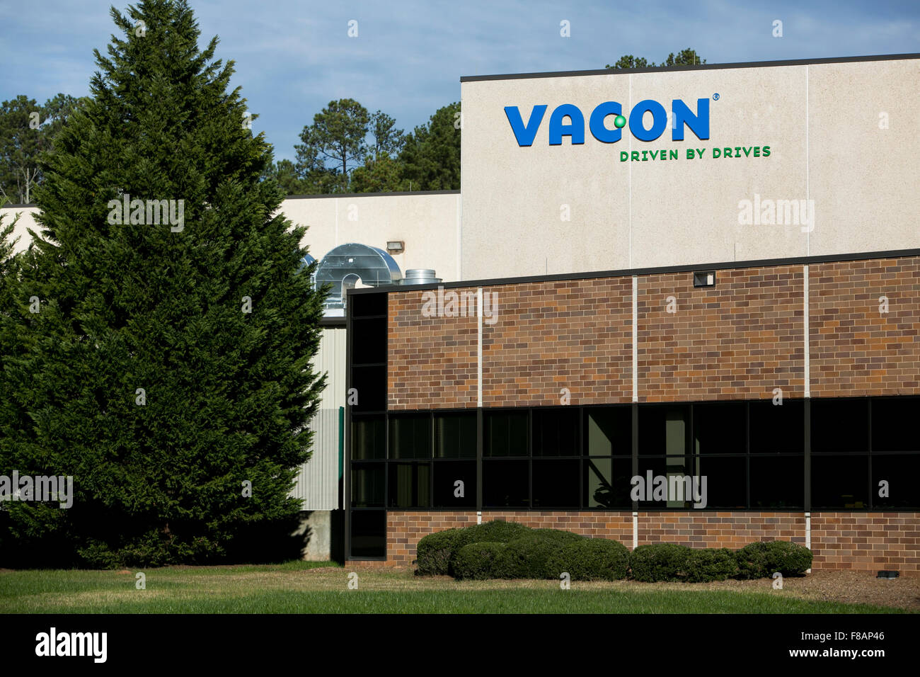 Ein Logo Zeichen außerhalb einer Einrichtung von Vacon, Inc., im Research Triangle Park, North Carolina am 29. November 2015 besetzt. Stockfoto Ein Logo Zeichen außerhalb einer Einrichtung von Vacon, Inc., im Research Triangle Park, North Carolina am 29. November 2015 besetzt. Stockfoto
