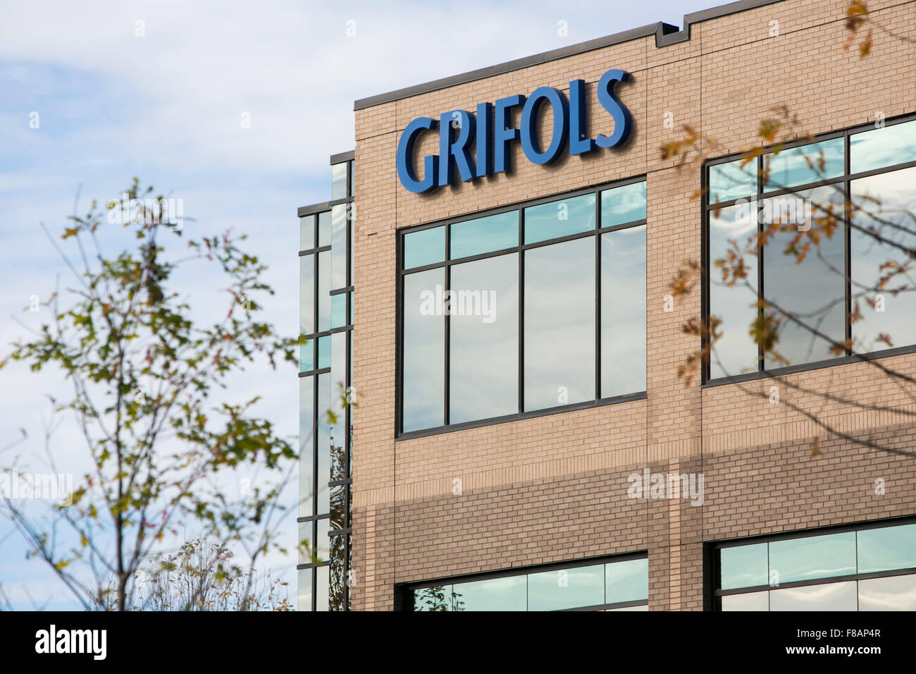 Ein Logo Zeichen außerhalb einer Einrichtung von Grifols in Research Triangle Park, North Carolina am 29. November 2015 besetzt. Stockfoto Ein Logo Zeichen außerhalb einer Einrichtung von Grifols in Research Triangle Park, North Carolina am 29. November 2015 besetzt. Stockfoto