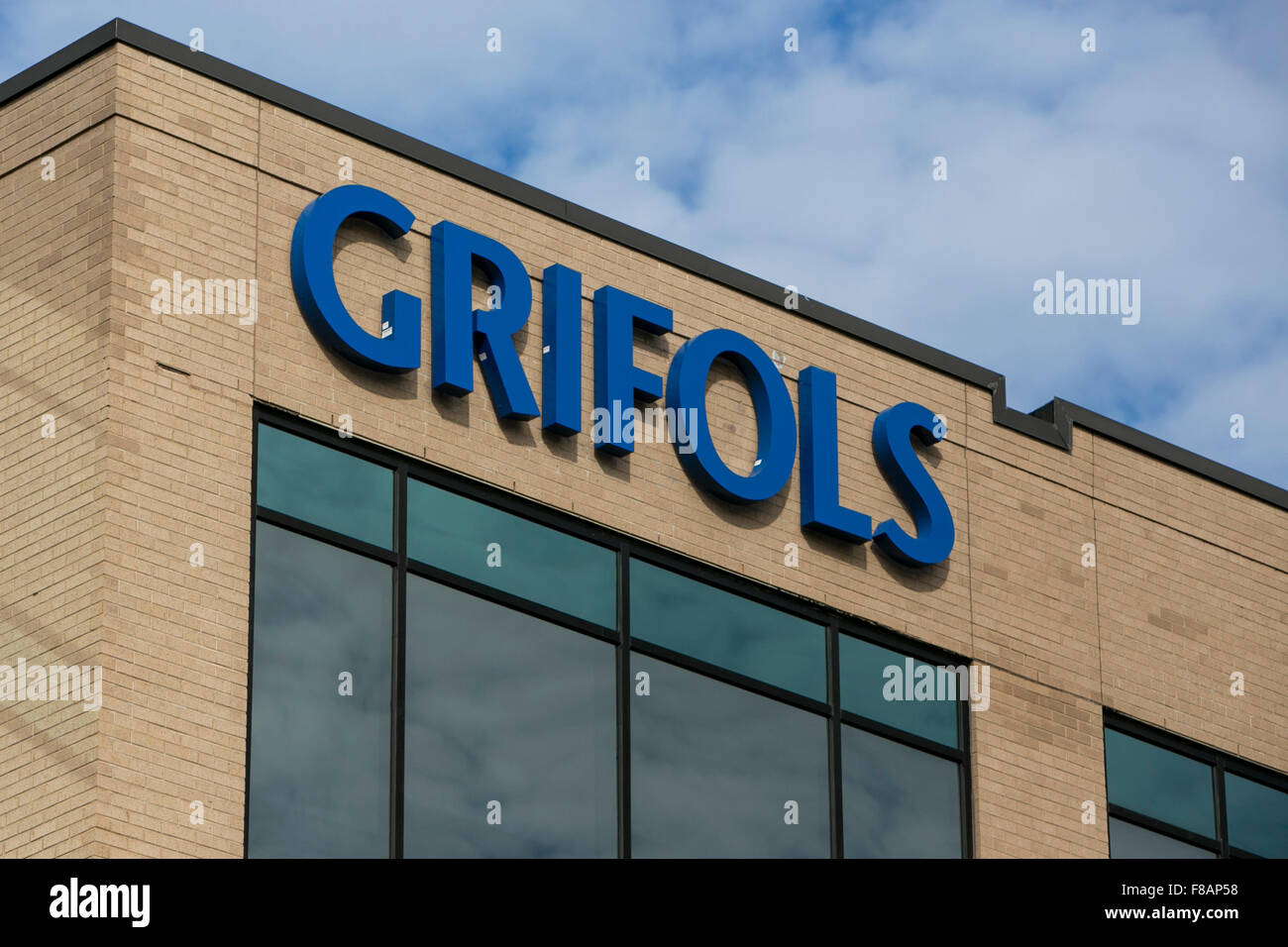 Ein Logo Zeichen außerhalb einer Einrichtung von Grifols in Research Triangle Park, North Carolina am 29. November 2015 besetzt. Stockfoto Ein Logo Zeichen außerhalb einer Einrichtung von Grifols in Research Triangle Park, North Carolina am 29. November 2015 besetzt. Stockfoto