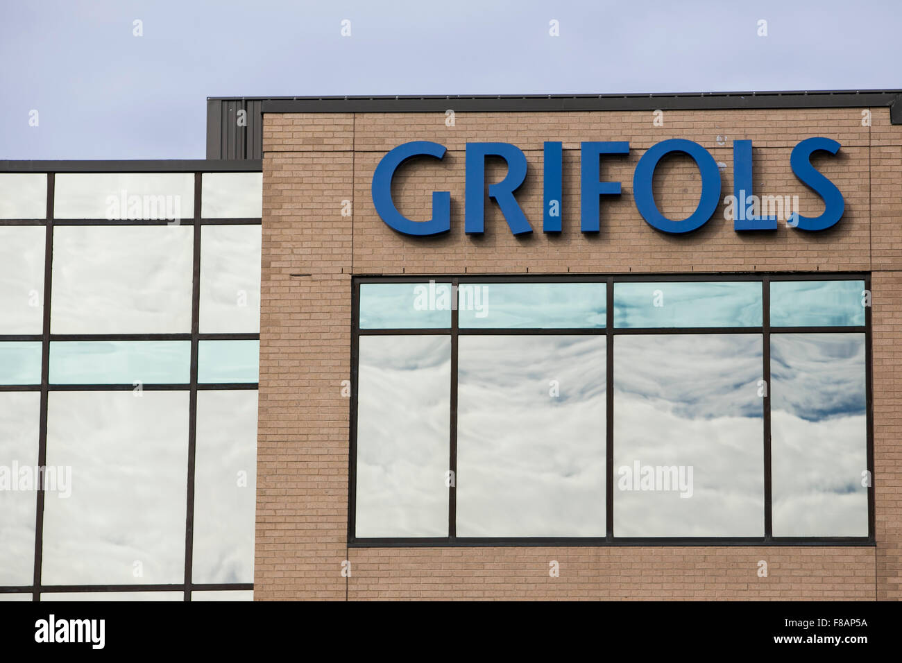 Ein Logo Zeichen außerhalb einer Einrichtung von Grifols in Research Triangle Park, North Carolina am 29. November 2015 besetzt. Stockfoto Ein Logo Zeichen außerhalb einer Einrichtung von Grifols in Research Triangle Park, North Carolina am 29. November 2015 besetzt. Stockfoto