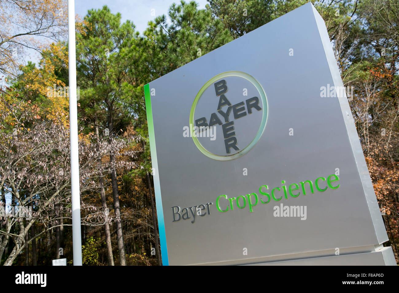 Ein Logo Zeichen außerhalb einer Einrichtung von Bayer CropScience in Research Triangle Park, North Carolina am 29. November 2015 besetzt. Stockfoto