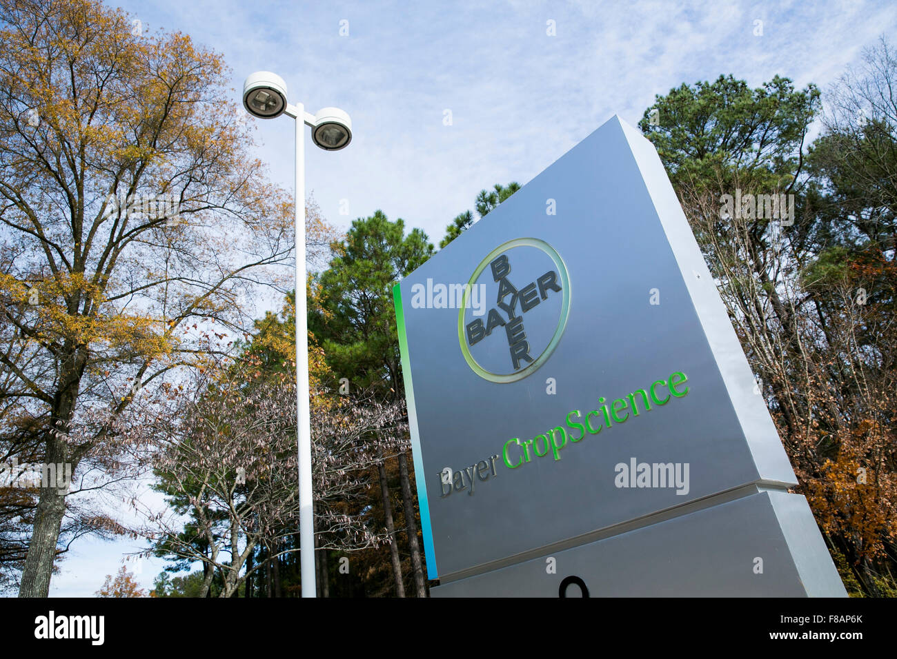 Ein Logo Zeichen außerhalb einer Einrichtung von Bayer CropScience in Research Triangle Park, North Carolina am 29. November 2015 besetzt. Stockfoto