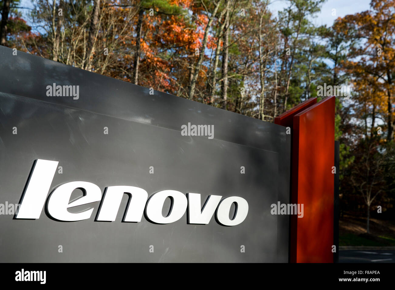 Ein Logo Zeichen außerhalb einer Einrichtung, die von der Lenovo Group in Research Triangle Park, North Carolina am 29. November 2015 besetzt. Stockfoto Ein Logo Zeichen außerhalb einer Einrichtung, die von der Lenovo Group in Research Triangle Park, North Carolina am 29. November 2015 besetzt. Stockfoto