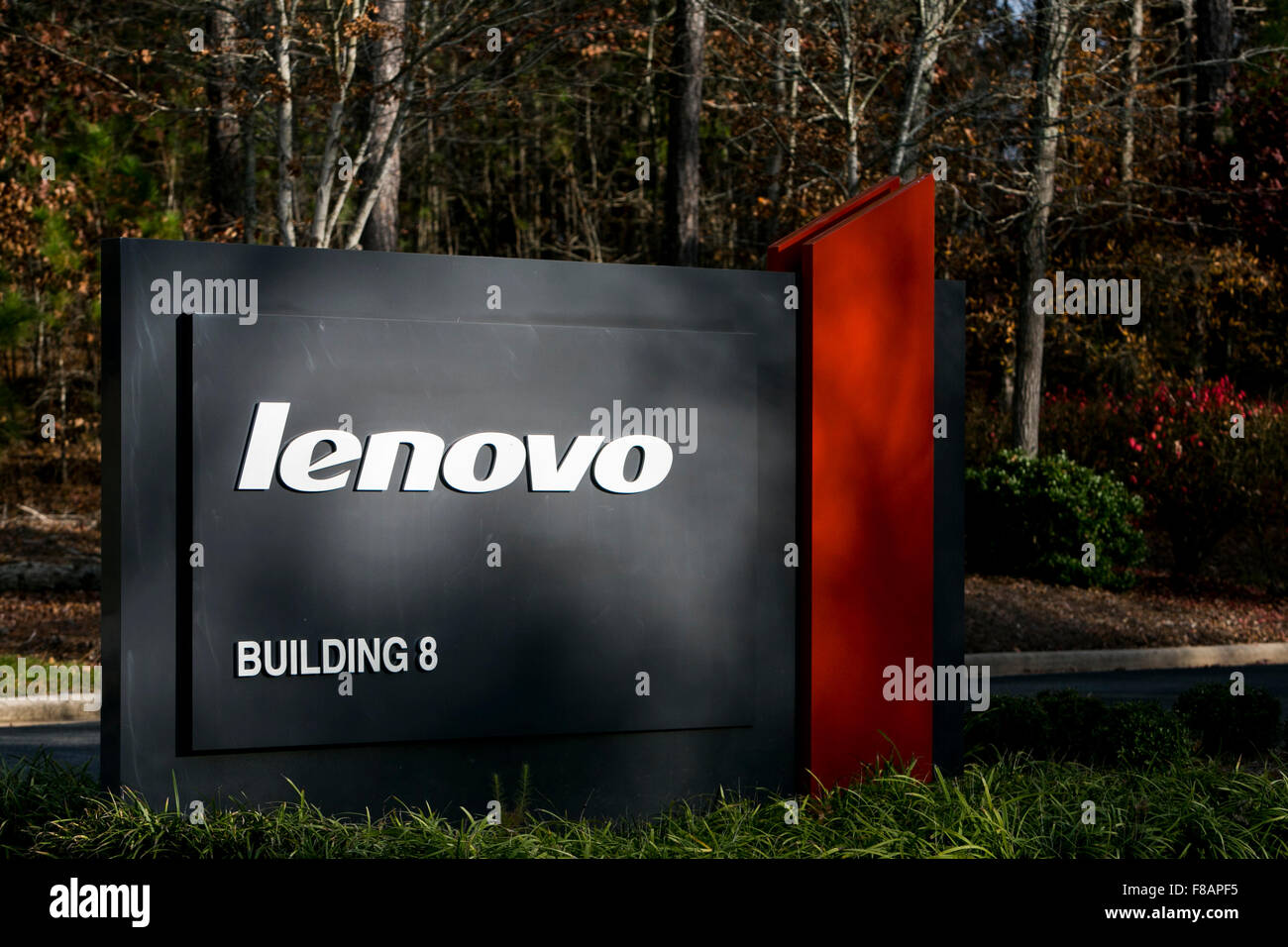 Ein Logo Zeichen außerhalb einer Einrichtung, die von der Lenovo Group in Research Triangle Park, North Carolina am 29. November 2015 besetzt. Stockfoto Ein Logo Zeichen außerhalb einer Einrichtung, die von der Lenovo Group in Research Triangle Park, North Carolina am 29. November 2015 besetzt. Stockfoto