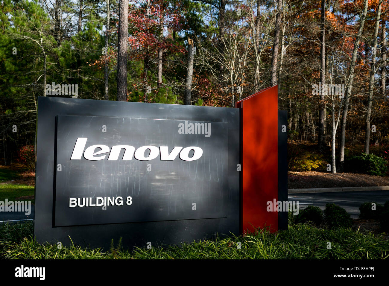 Ein Logo Zeichen außerhalb einer Einrichtung, die von der Lenovo Group in Research Triangle Park, North Carolina am 29. November 2015 besetzt. Stockfoto Ein Logo Zeichen außerhalb einer Einrichtung, die von der Lenovo Group in Research Triangle Park, North Carolina am 29. November 2015 besetzt. Stockfoto