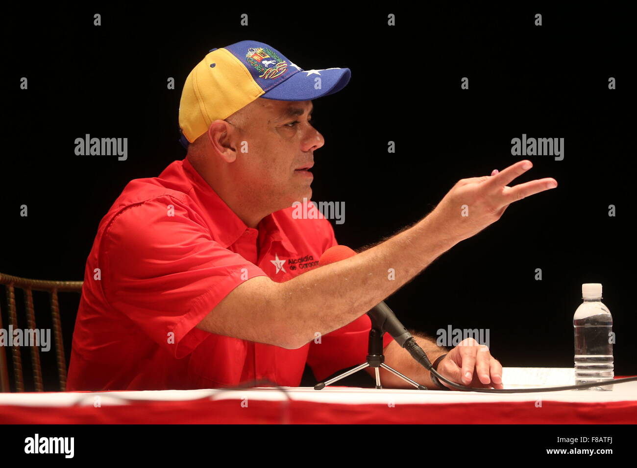 Caracas, Venezuela. 7. Dezember 2015. Der Bürgermeister von Caracas Jorge Rodriguez nimmt Teil an einer Pressekonferenz in Caracas, Venezuela, am 7. Dezember 2015. Die Wahlbehörden bestätigte, dass mindestens 99 von 167 Sitze im Parlament durch die demokratische Einheit Roundtable Oppositionskoalition angesammelt wurden. Das Urteil, die, das Vereinigte Sozialistische Partei nur 46 der deklarierten Sitze gewonnen. © Juan Carlos La Cruz/AVN/Xinhua/Alamy Live-Nachrichten Stockfoto