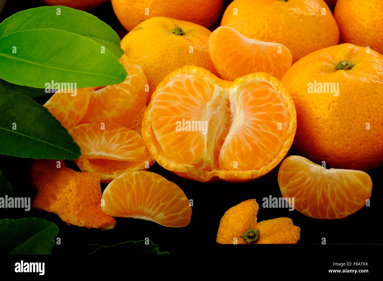 Mandarine in Holztablett Stockfoto