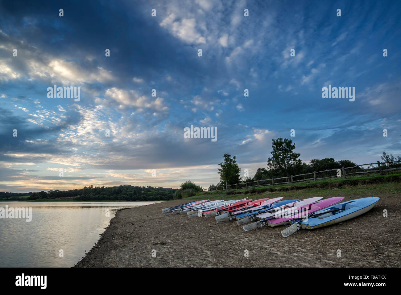 Sommer Sonnenuntergang über See Landschaft mit Freizeitboote am Ufer Stockfoto