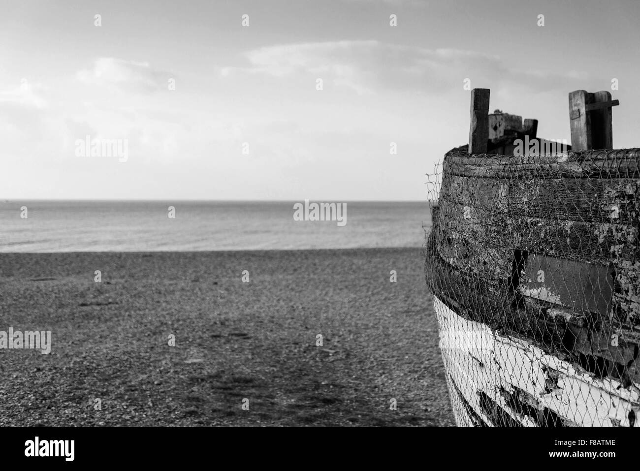 Alte verlassene Fischerboot am Strand in schwarz / weiß Stockfoto