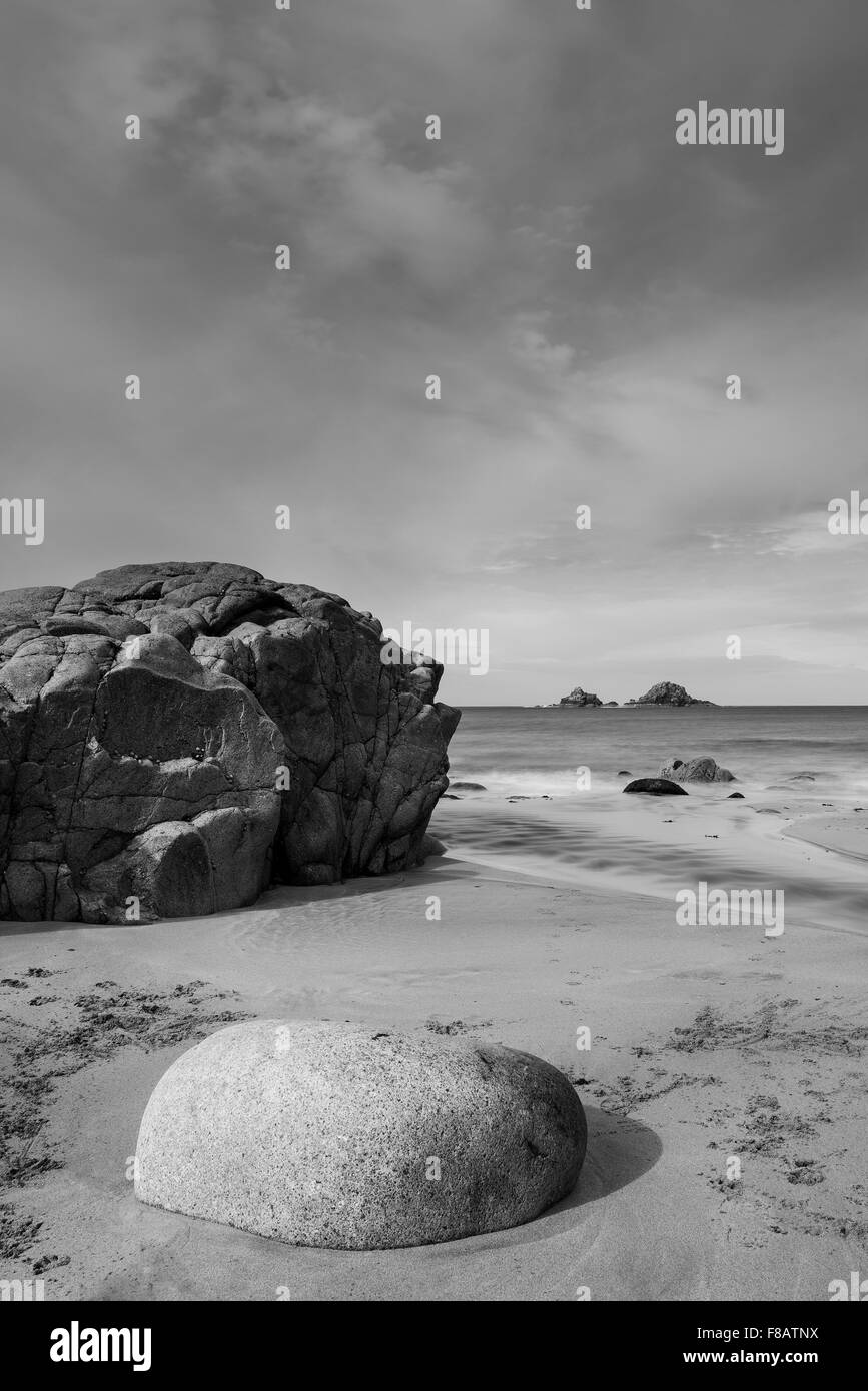 Schöner Strand Landschaft mit Pastell Farben Morgen Licht in schwarz / weiß Stockfoto
