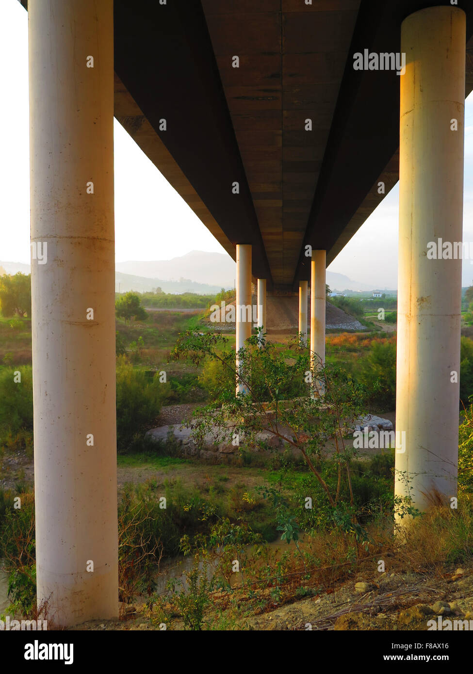 Unterseite Blick auf Säulen und Deck Straße Brücke über Fluss Guadalhorce in der Nähe von Alora, Andalusien Stockfoto