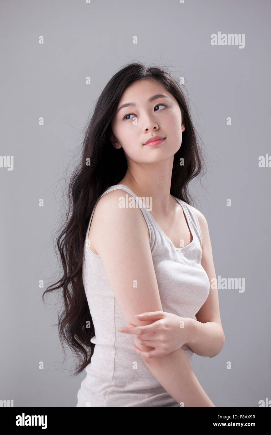 Portrait von Youn-Frau mit lange gewellte Haare nach oben Stockfoto