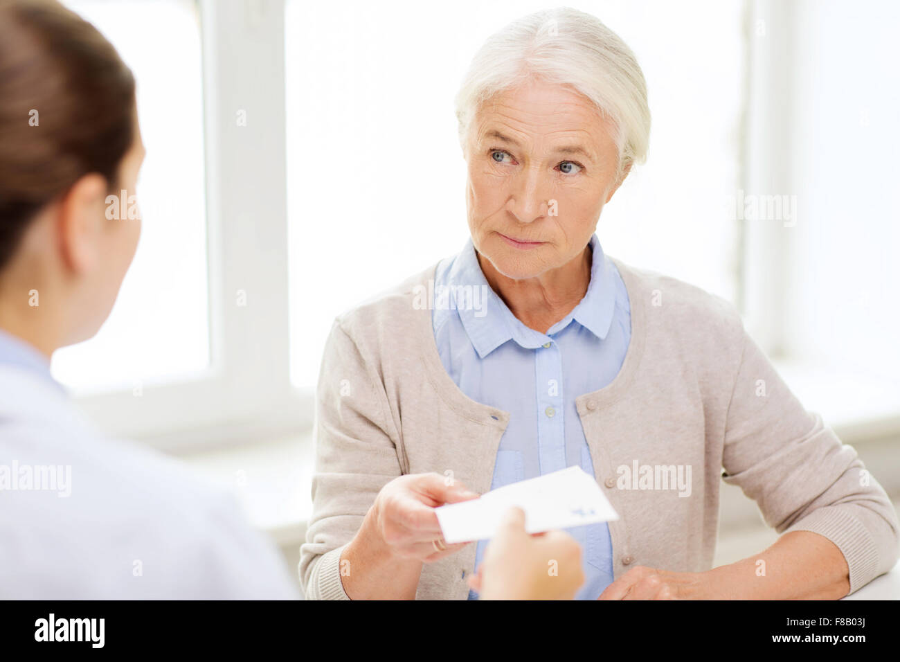 Arzt Rezept senior Frau geben Stockfoto