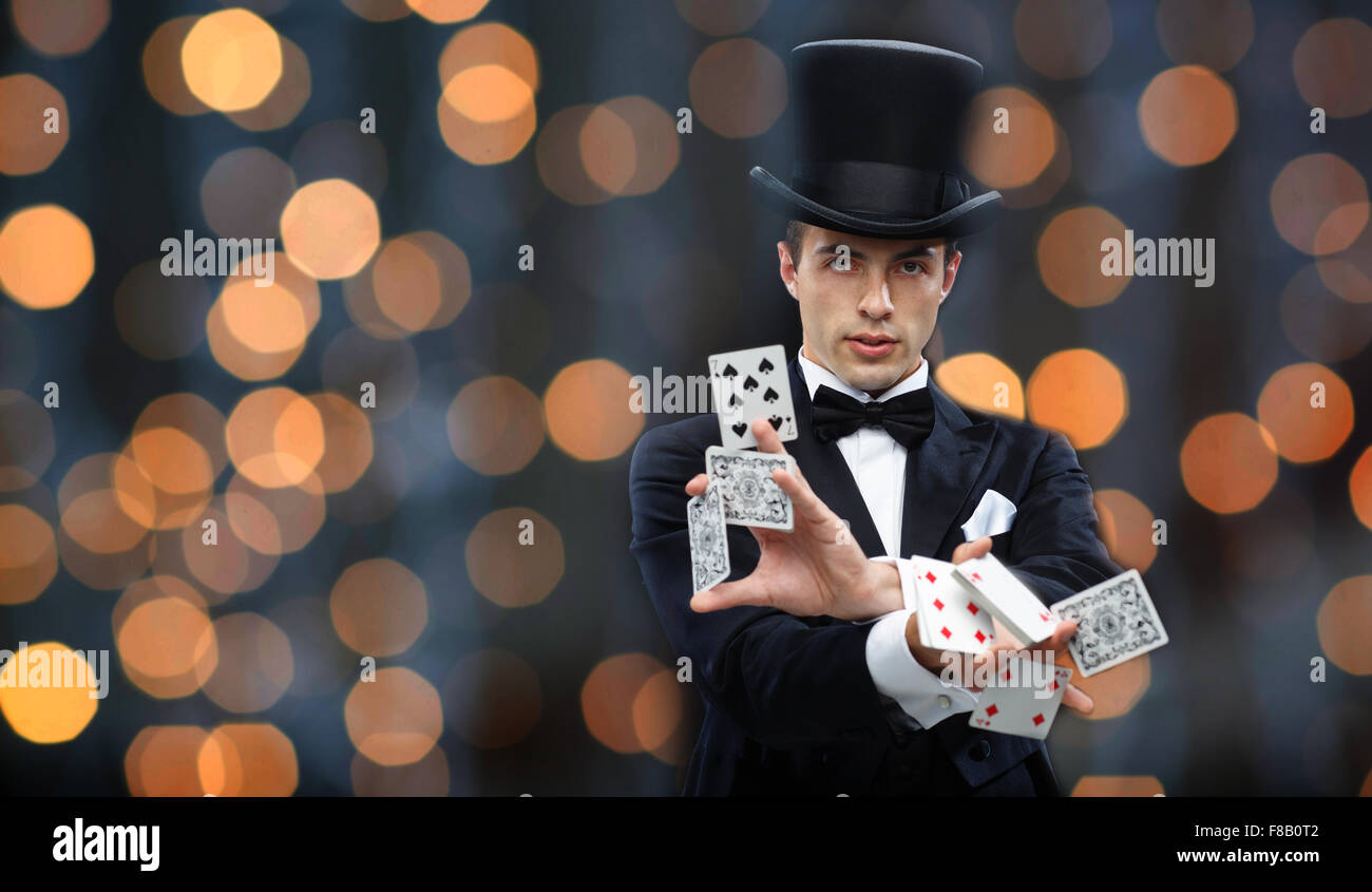 Magier zeigt Trick mit Spielkarten Stockfoto