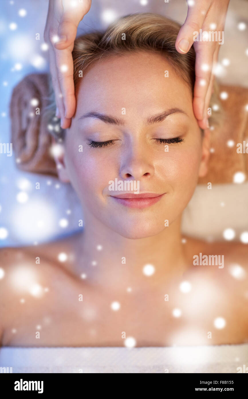 Nahaufnahme, Frau, Gesicht massage im Wellness-salon Stockfoto