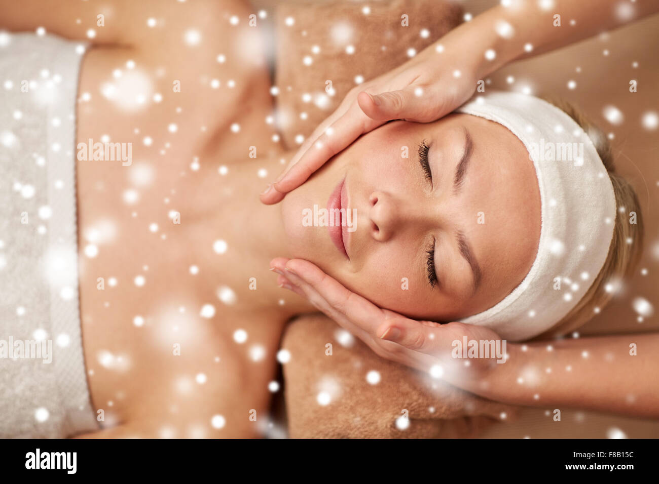 Nahaufnahme, Frau, Gesicht massage im Wellness-salon Stockfoto