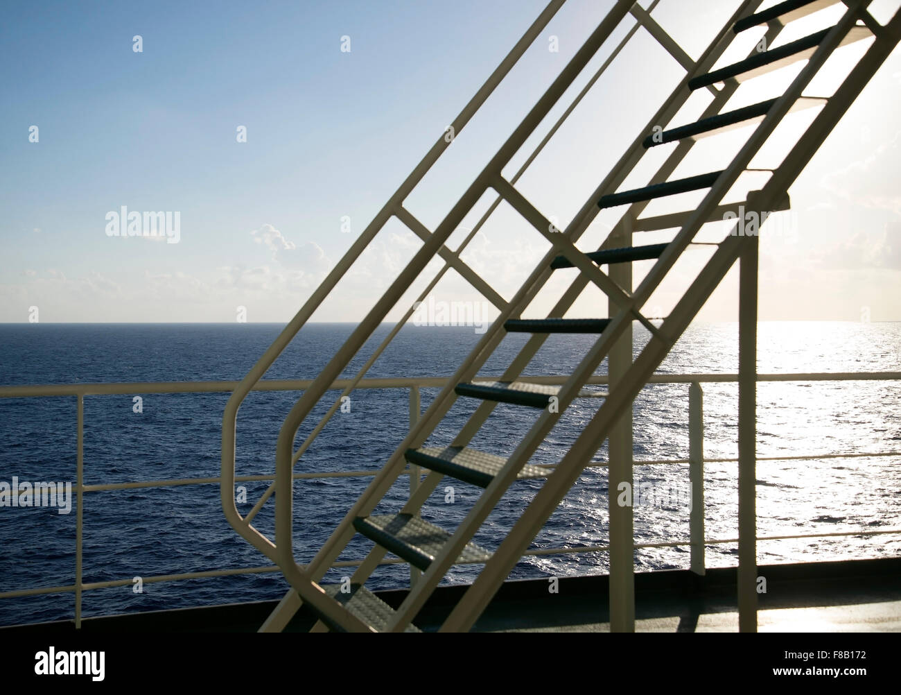 Außentreppe aus Ebene F Kabine bis zur Brücke an Bord CC Corte Real Containerschiff am frühen Abend Stockfoto