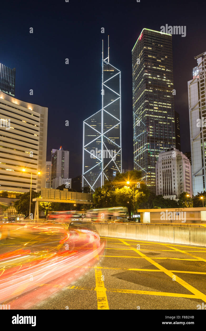 Bewegungsunschärfe Traffic Rush durch Central Business District auf Hong Kong Island in der Nacht Stockfoto