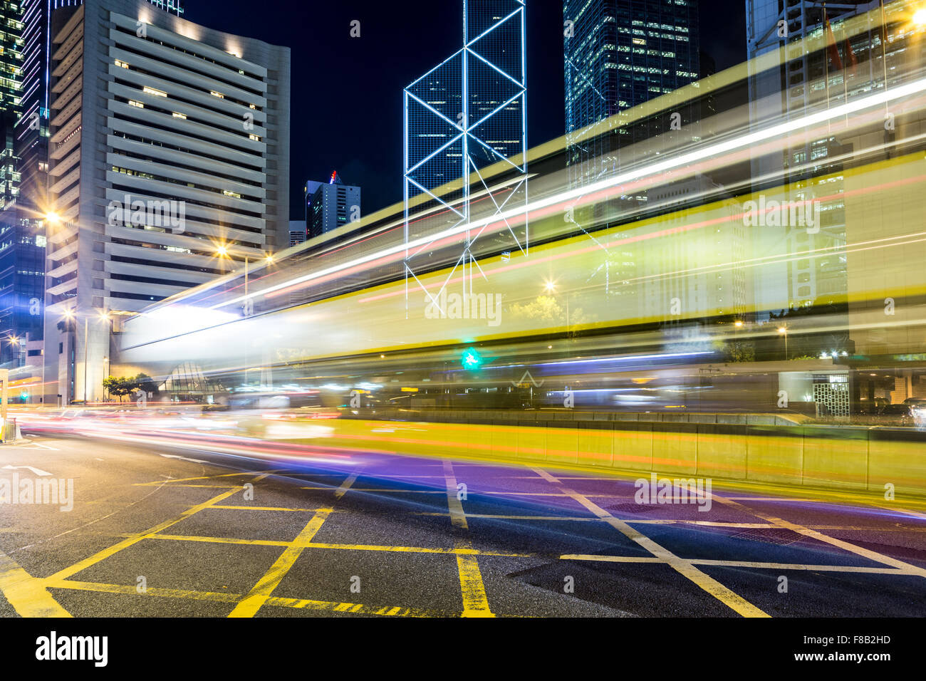 Bewegungsunschärfe Traffic Rush durch Central Business District auf Hong Kong Island in der Nacht Stockfoto