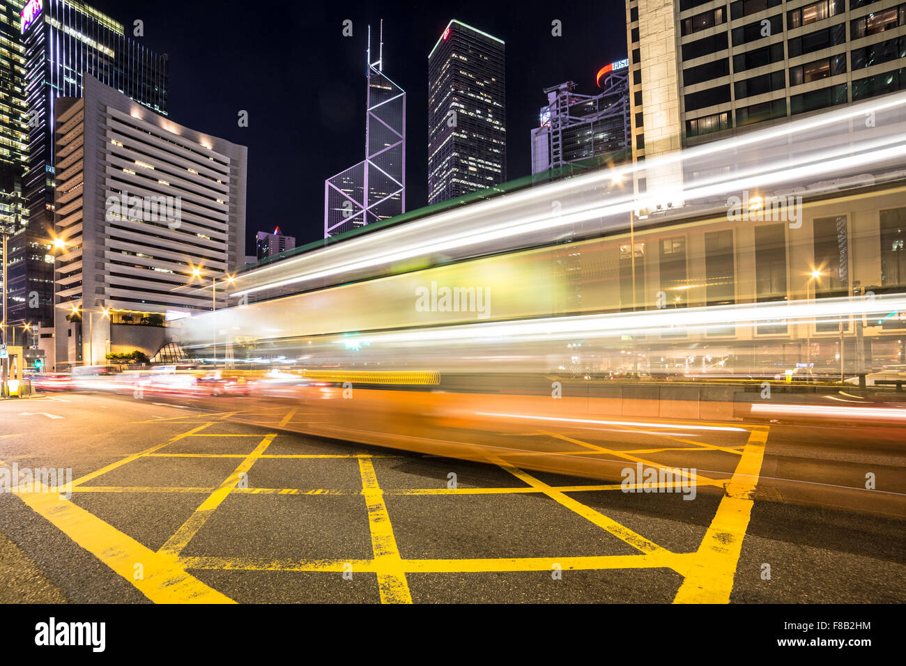 Bewegungsunschärfe Traffic Rush durch Central Business District auf Hong Kong Island in der Nacht Stockfoto