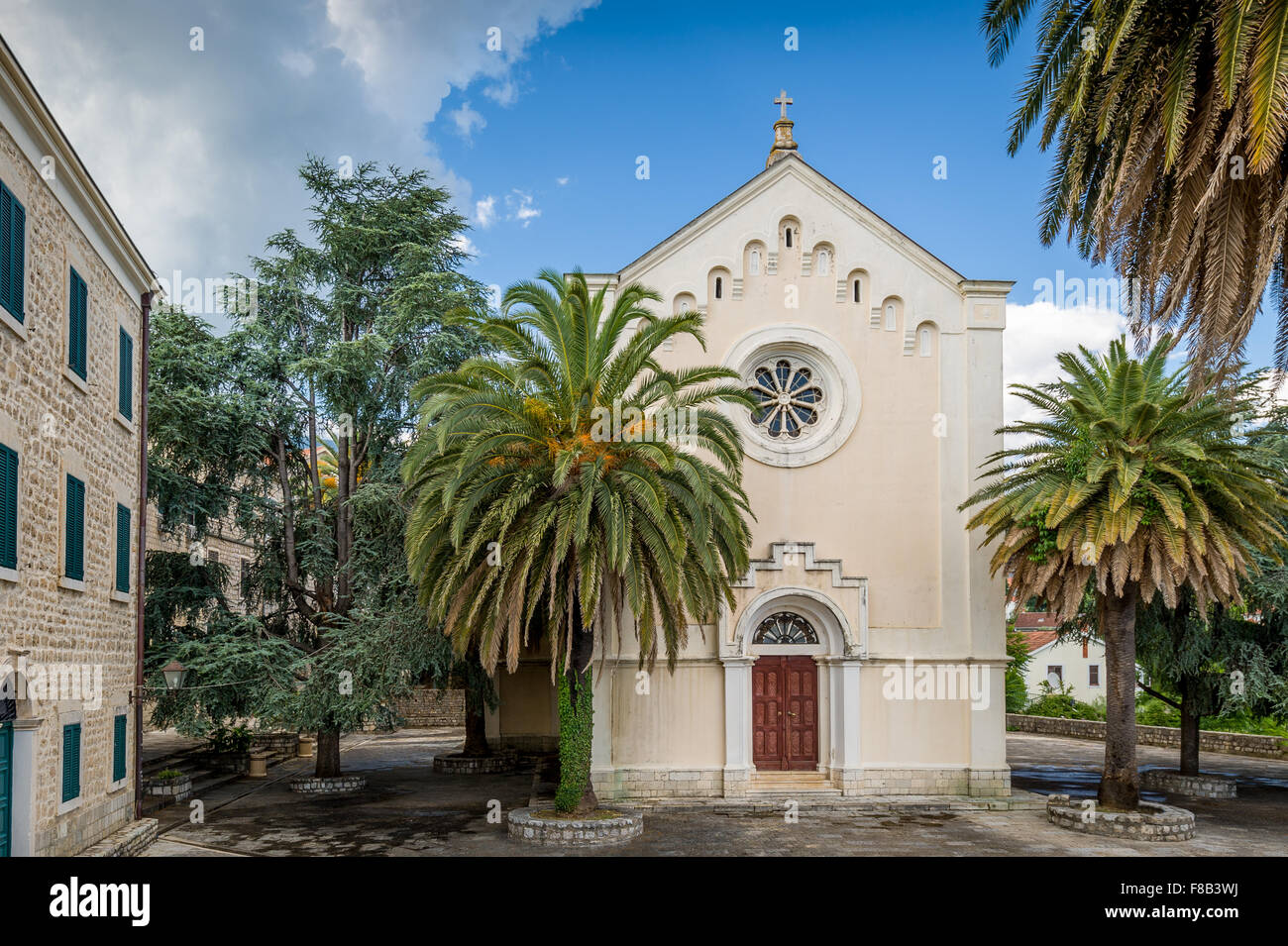 Kirche und Stein alt ruhig Hausansicht mit Palmen Stockfoto