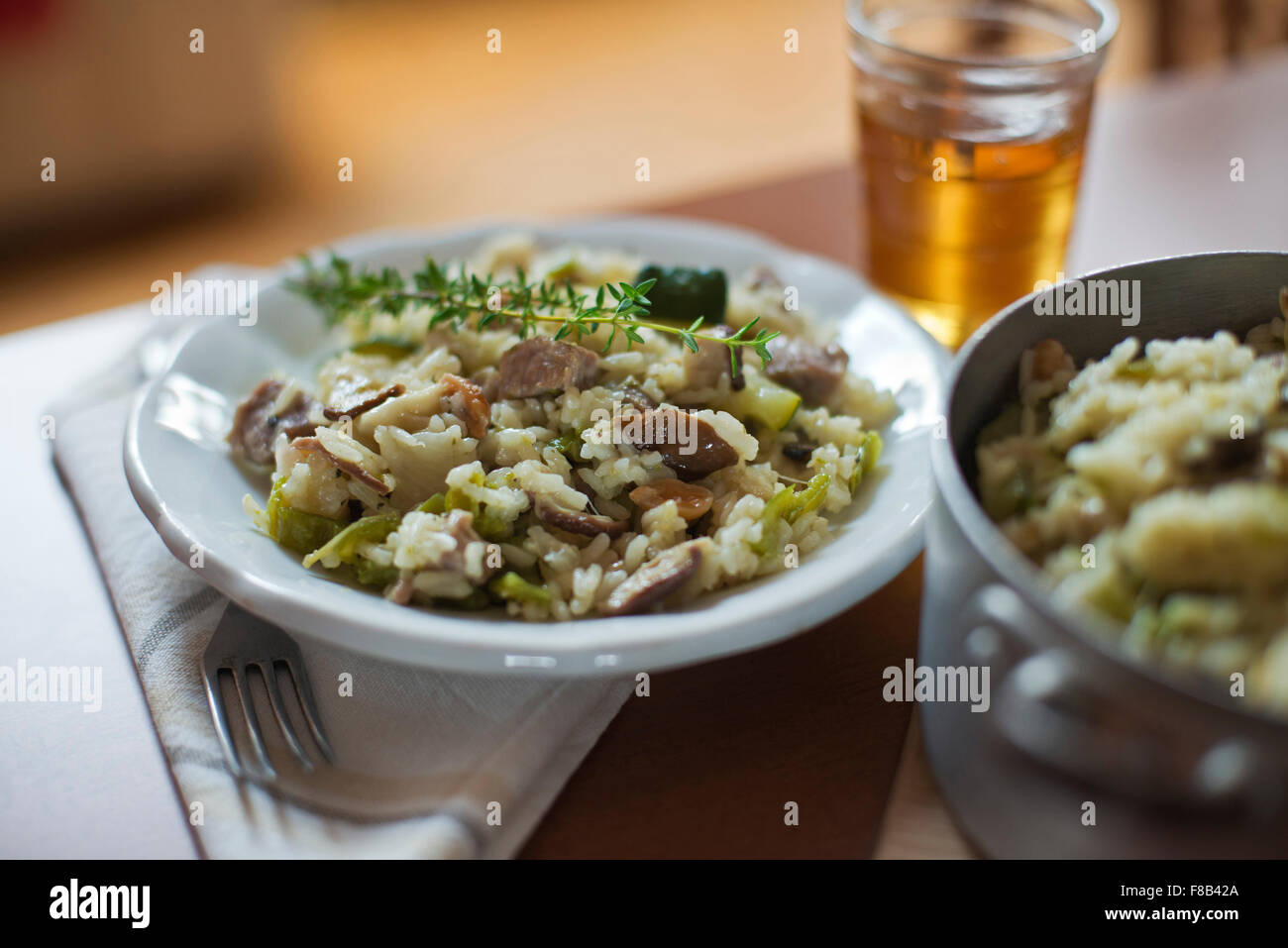 Pilze-Risotto mit Gemüse und frischen Kräutern. Stockfoto