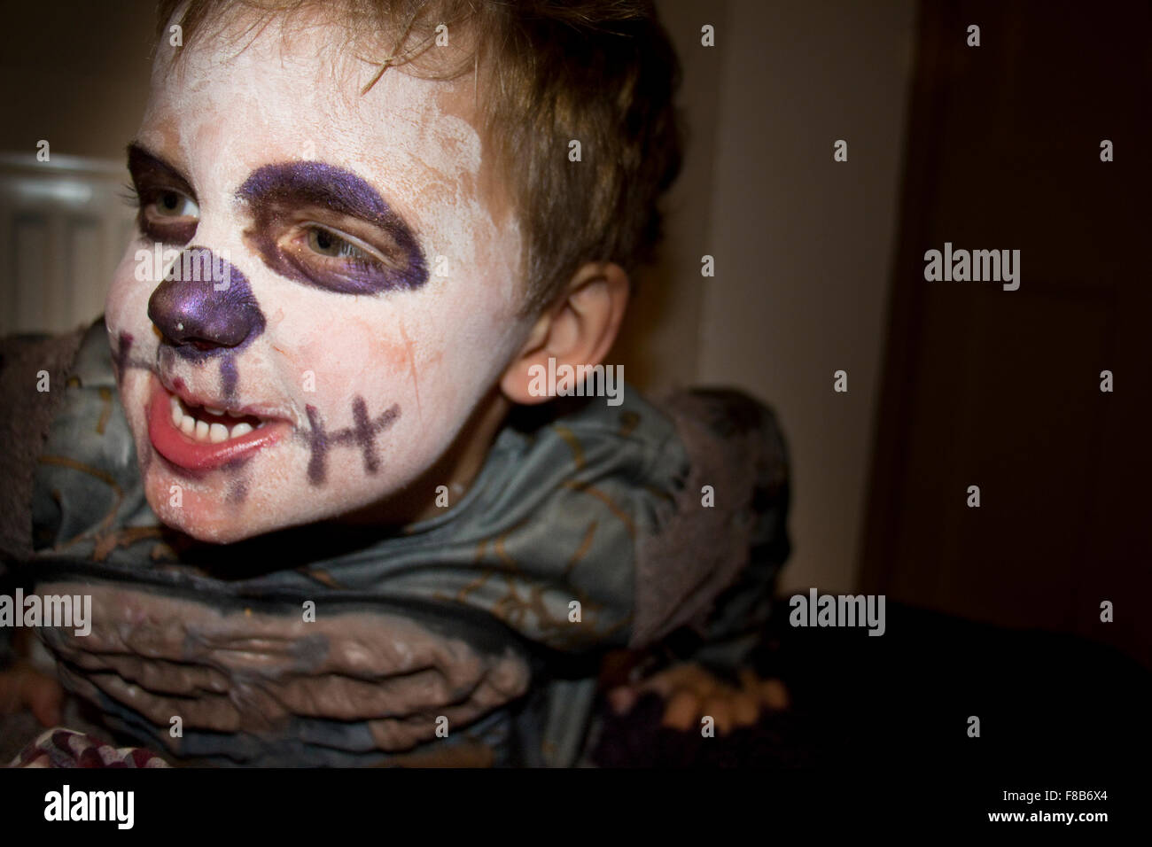 Kleiner Junge verkleidet als Zombie für Halloween Stockfoto