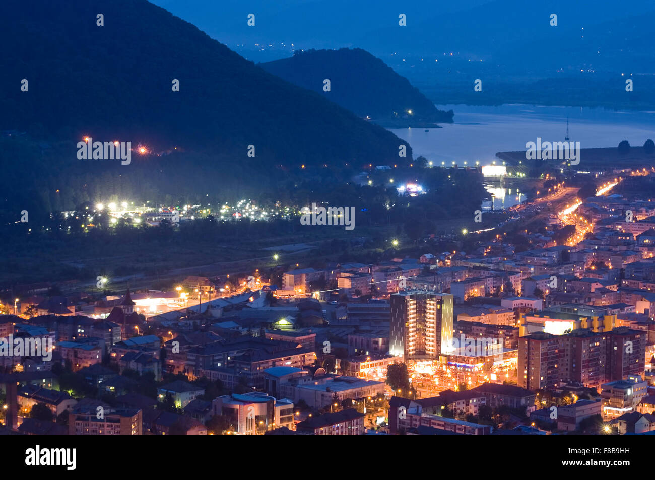 Stadt bei Nacht, Piatra Neamt, Rumänien Stockfoto