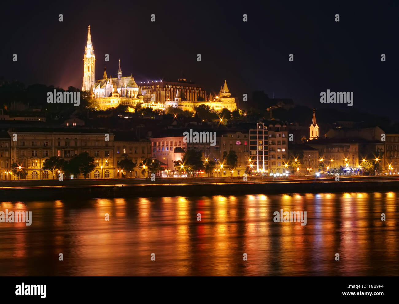 Matthiaskirche in Budapest, Nachtansicht über Donau Stockfoto
