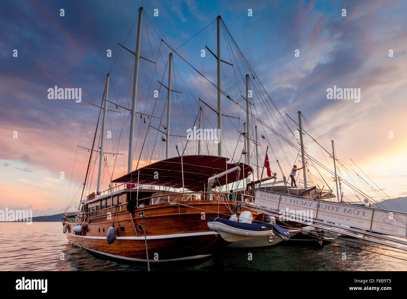 Ein Ausflugsschiff im Hafen von Marmaris, Provinz Mugla, Türkei Stockfoto