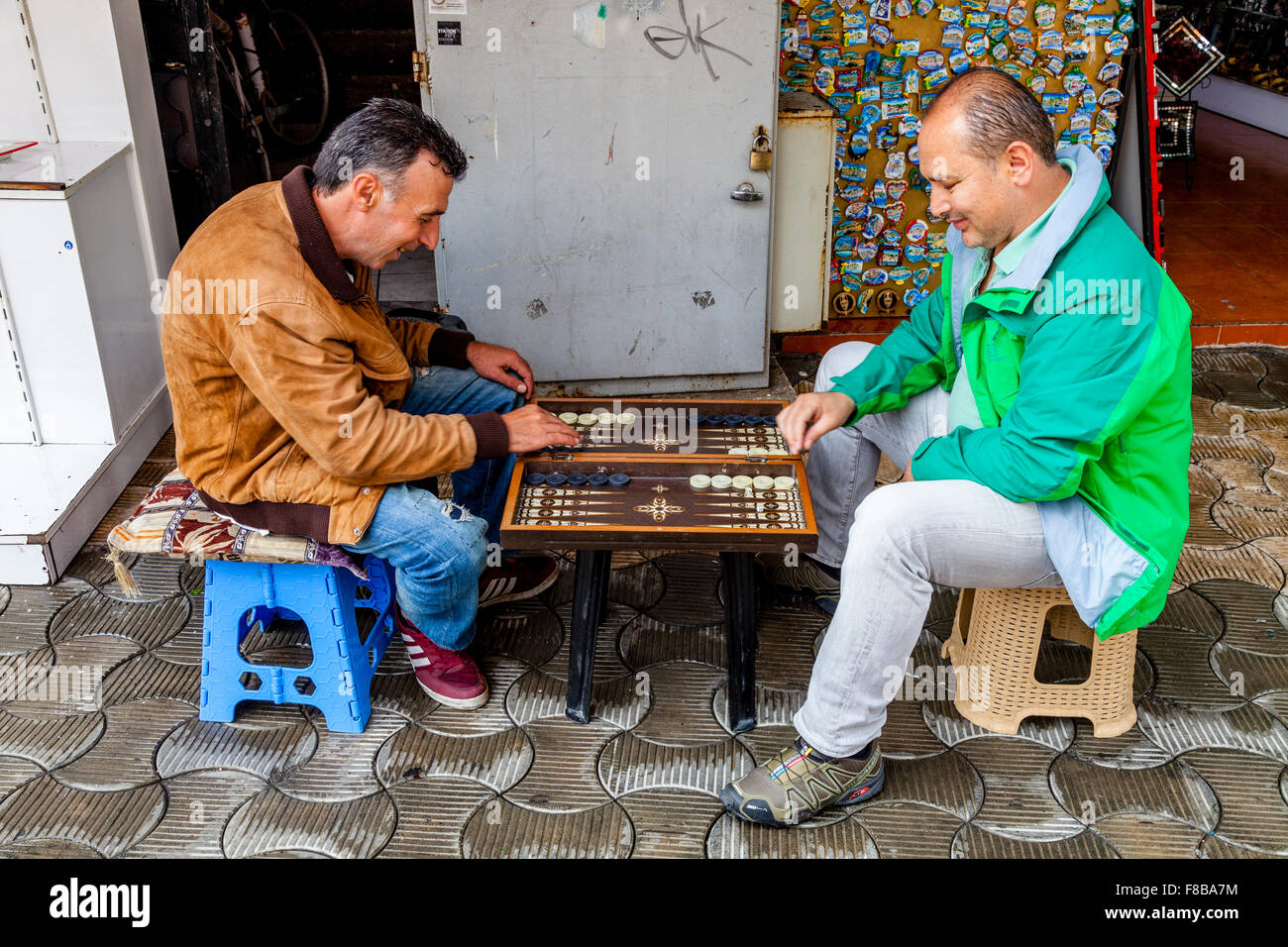Türkische Männer spielen Backgammon In der Straße, Marmaris, Provinz Mugla,  Türkei Stockfotografie - Alamy