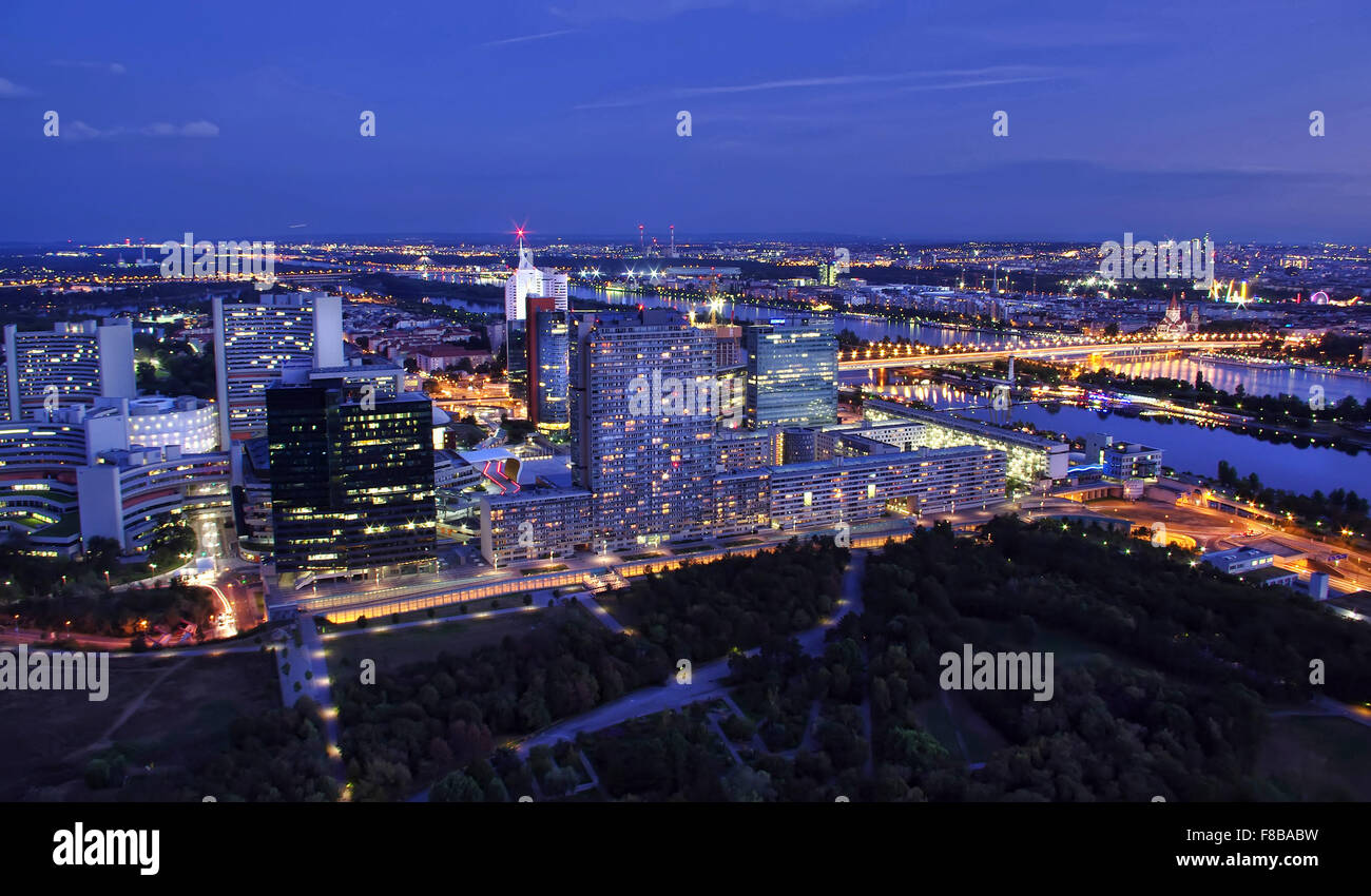 moderne Stadtbild Nachtszene Wiens, Österreich Stockfoto