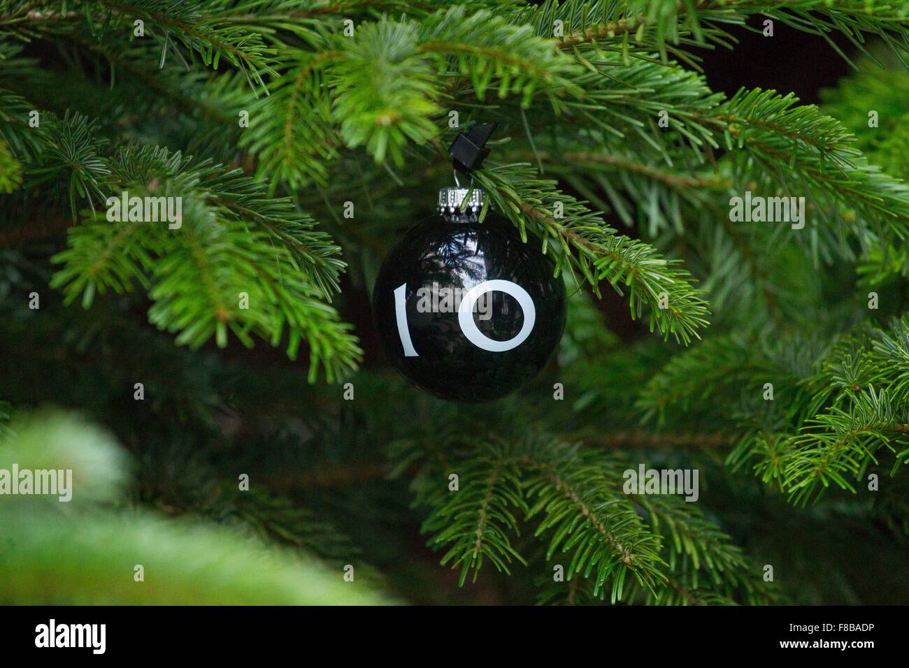 Die besondere Nummer 10 Christbaumkugel hängen, den Weihnachtsbaum außerhalb Nummer zehn Stockfoto
