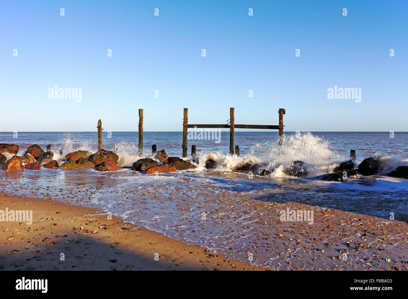 Ein Blick auf alte hölzerne Meer Verteidigung am Strand von Happisburgh, Norfolk, England, Vereinigtes Königreich. Stockfoto