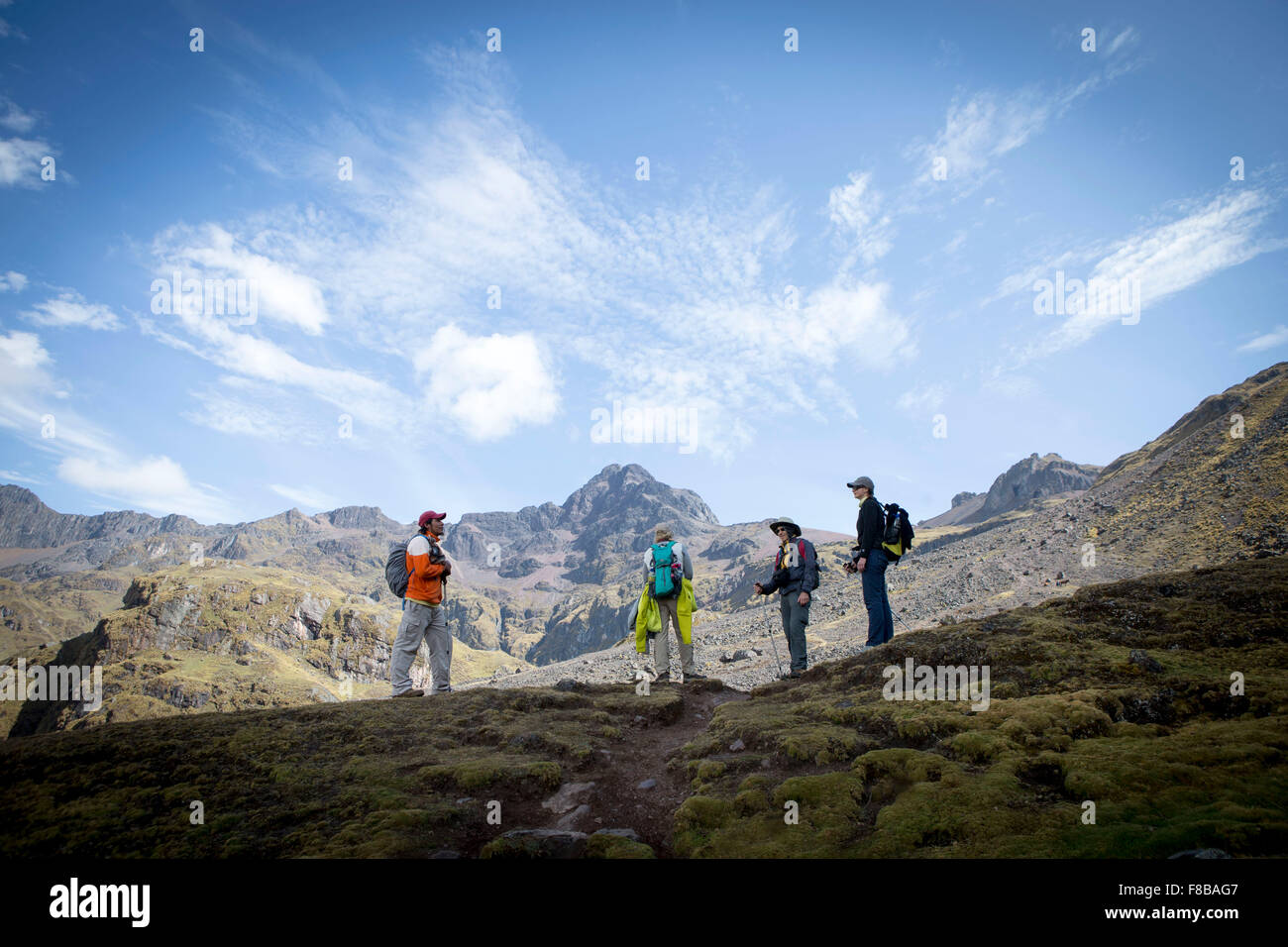 Die Lares Bezirk von Peru. Touristen auf einer Wanderung machen Sie eine Pause Stockfoto