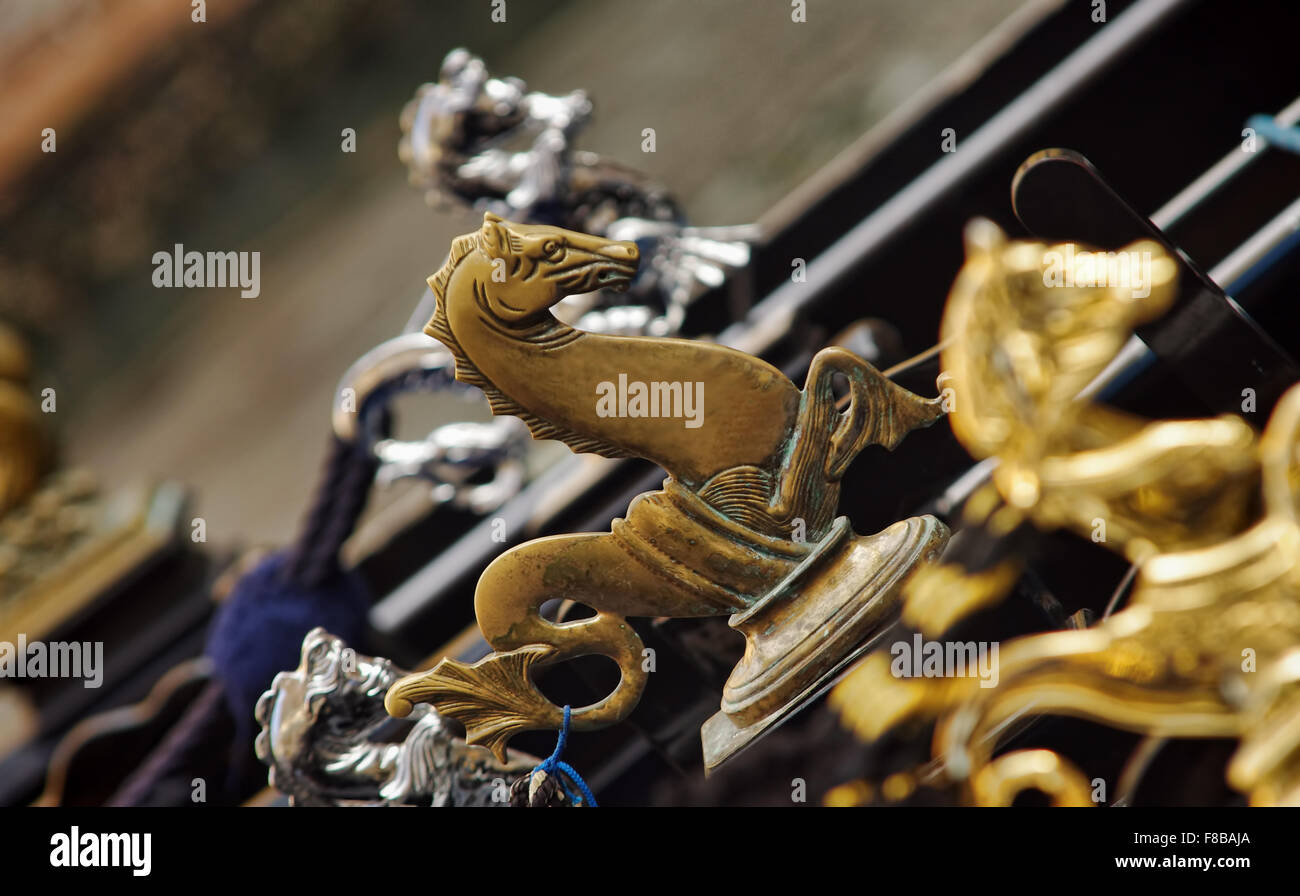 Seepferdchen-Figur auf Gondel Venedig, Italien Stockfoto