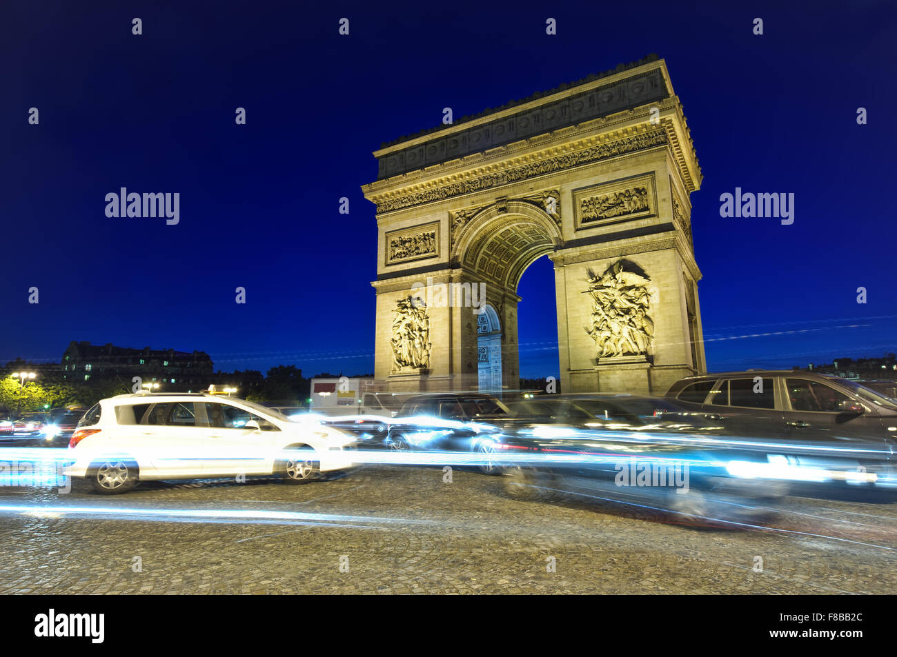 Paris Stadt, Verkehr am Arc de Triomphe mit vielen Autos in Bewegung, Langzeitbelichtung Foto Stockfoto