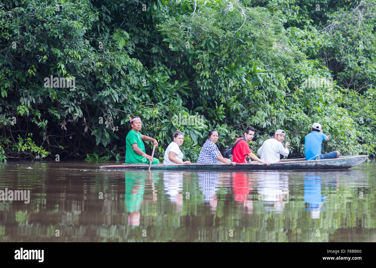 Cuyabeno geschützten Waldreservat, Amazonien, Ecuador. Touristen auf einem Kanu auf Rio Aguarico in der Nähe von Samona Lodge Stockfoto