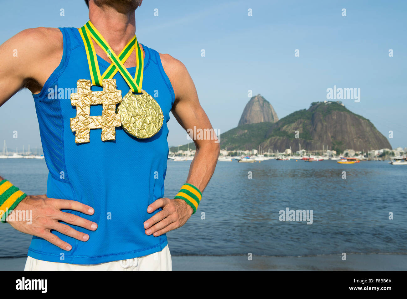 Hashtag Goldmedaille Athlet steht am Strand von Botafogo mit der Rio-Skyline der Zuckerhut Stockfoto