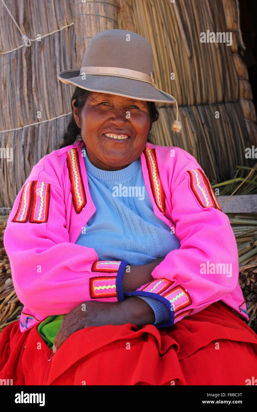 Lächelnde Uros Indianerin auf schwimmenden Inseln, Titicacasee, Peru Stockfoto