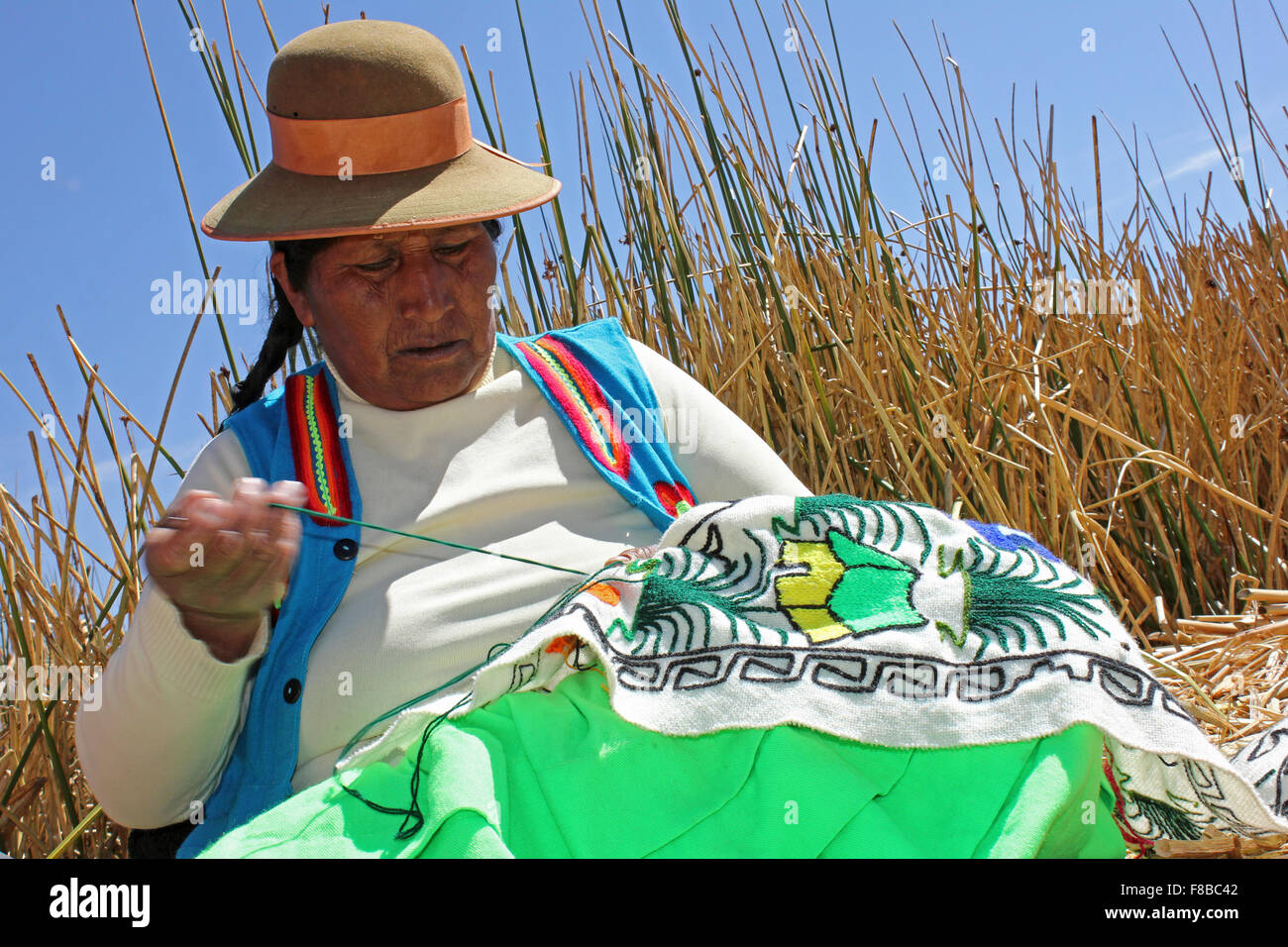 Uros Indianerin eine traditionelle Gobelin Sticken Stockfoto