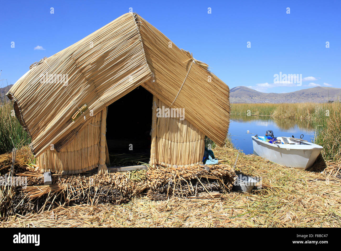 Traditionelle Uros indischen Haus gebaut aus getrockneten Totora-Schilf Stockfoto