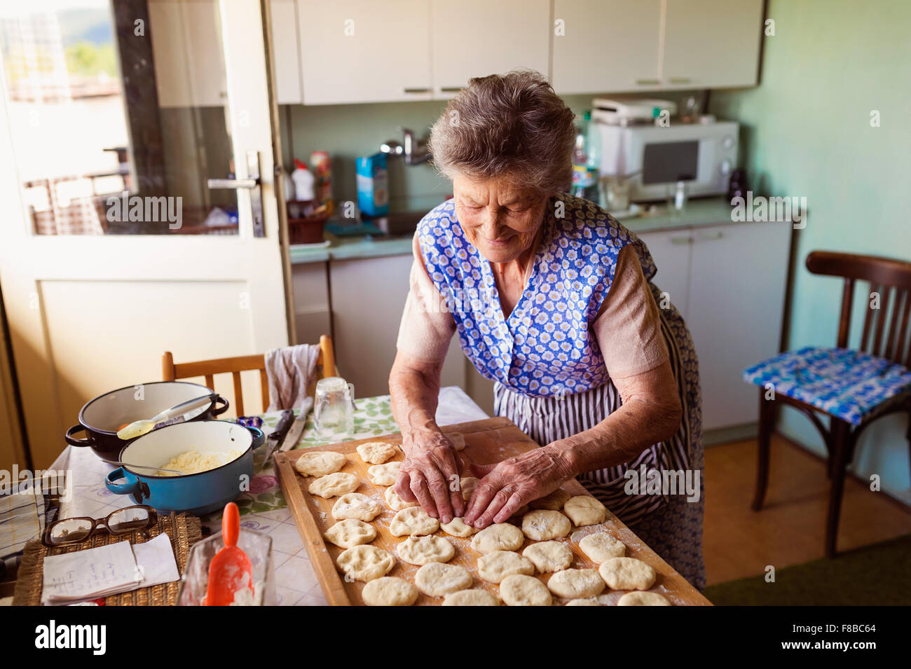 Ältere Frau Backen Stockfoto